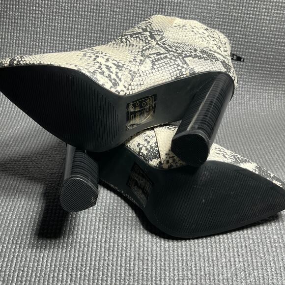 Qupid Chelsea Booties Womens‎ Size 9 Gray Snakeskin Faux Leather Pointed Toe - Picture 7 of 10